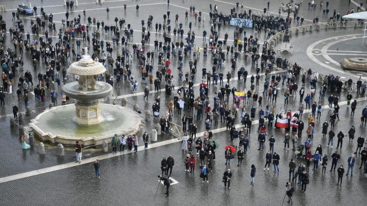 Fiéis na Praça São Pedro