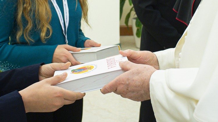 A entrega das Bíblias aconteceu neste domingo (24) dedicado à Palavra de Deus