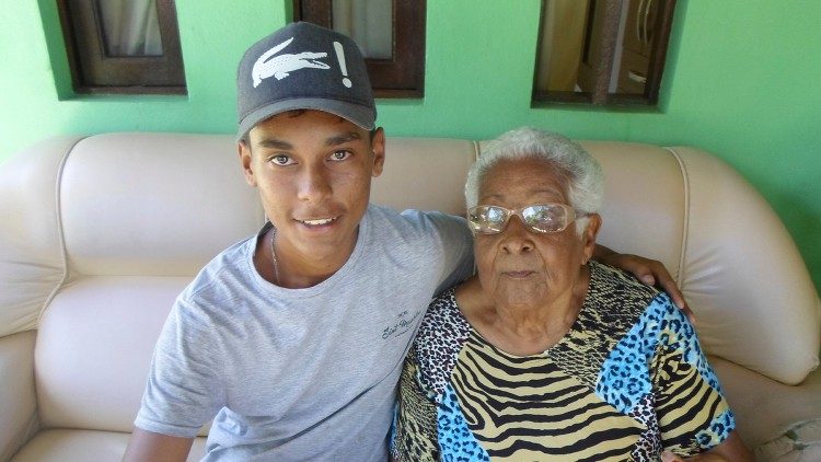 Aos 88 anos de idade, Edith de Souza Machado encontra alegria de se arrumar e ficar bem bonita.